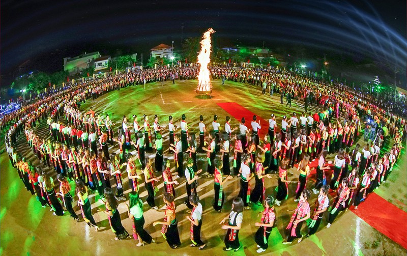 5.000 người múa xòe Thái, xác nhận kỷ lục Guiness thế giới